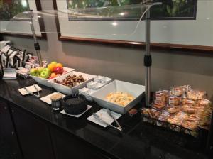 Main US Airways Club Snack Options